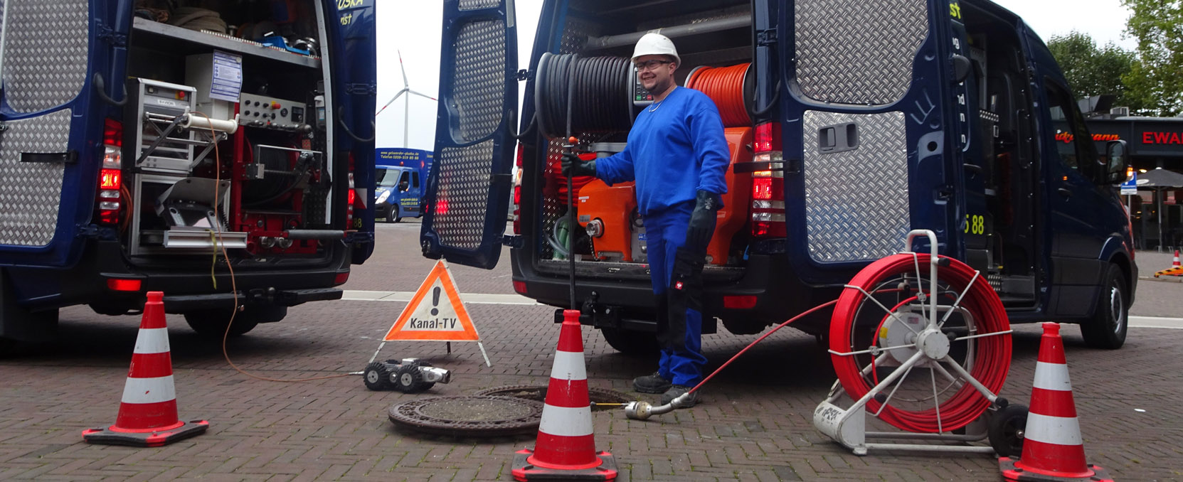 Ein Mitarbeiter von Gelsenrohr Pluska bei der Reinigung eines öffentlichen Kanalrohrs